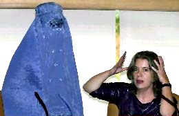 Mònica  Bernabé (sota la burka) i Anna Tortajada - anar a 'Mujeres en Red' article " Testigos del terror talibán"