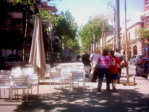 taules i cadires de restauradors desconsiderats amb els seus veïns a La Rambla